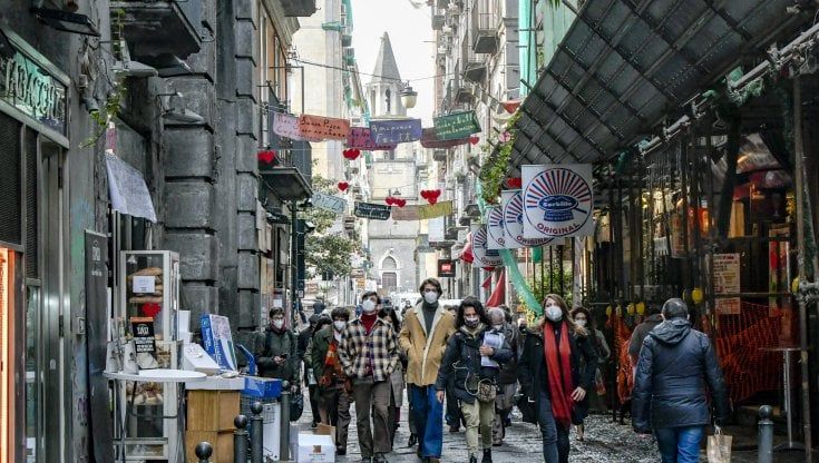 Napoli, anni '70 e militanti Pci: torna "L'Amica geniale", chiese ripulite dai graffiti in piazza del Gesù