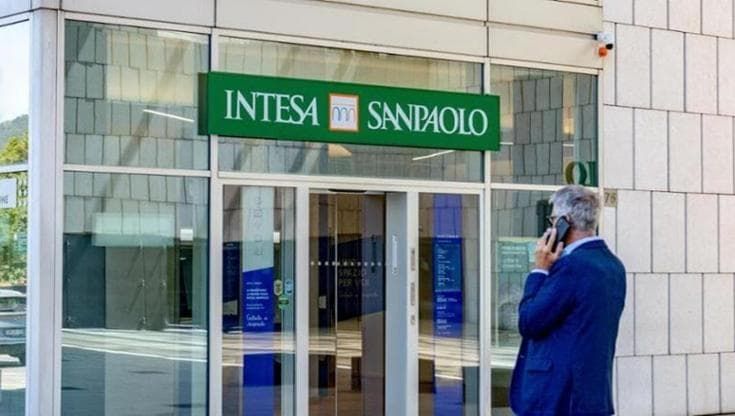 Bancario spiava conti: la “curiosità” di Vincenzo Coviello costa una multa da 31,2 milioni a Intesa