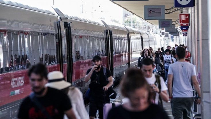 Torino, paura a Porta Nuova: uomo armato di martello ferisce un passante