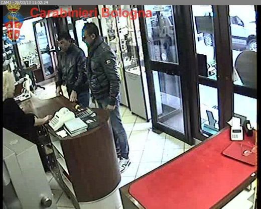 Tentata rapina in gioielleria,<br />le immagini della telecamera