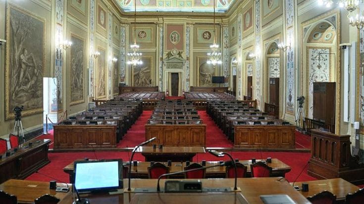 Sedici minuti di aula e 40 giorni di ferie, il letargo dell’Ars
