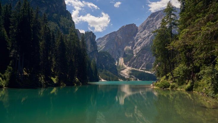 Turisti e limitazioni, la Liguria si divide mentre Bolzano svolta: "Sì al numero chiuso in tutto l'Alto Adige"
