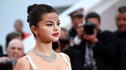 Cannes, Selena Gomez e la sua nuova vita: sfavillante sul red carpet per l'horror di Jarmusch 