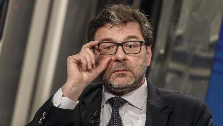 Bollette, Giorgetti chiede "un intervento urgente" contro i nuovi aumenti di luce e gas 