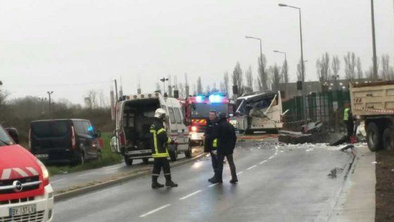 Francia, nuovo incidente scolaresca: scontro pullman-camion, 6 morti 