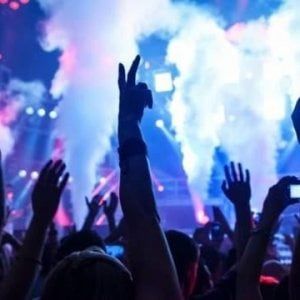 Acireale, violentata in un parcheggio della discoteca da due conoscenti