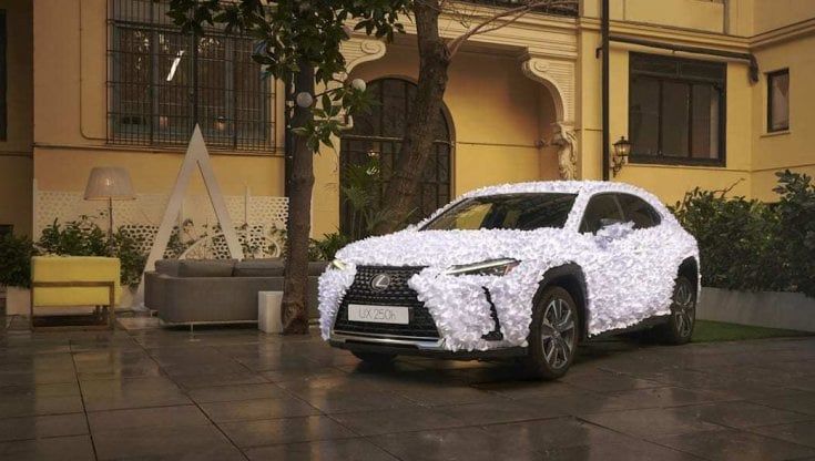 L'auto coperta di petali, l'idea Lexus