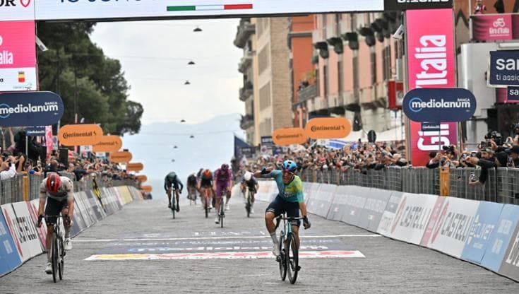 Giro d’Italia, a Napoli vittoria italiana. Sindaco: “Bella tappa, pensiamo evento con America’s cup”