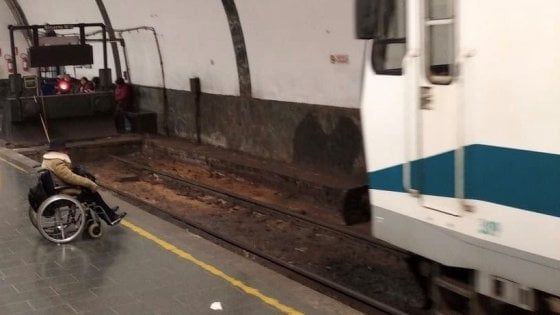 Roma, disabile non riesce a salire sul treno e resta a terra