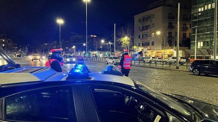 Rubano l’abito da sposa dall’auto di una turista, i carabinieri salvano le nozze: arrestati due ladri