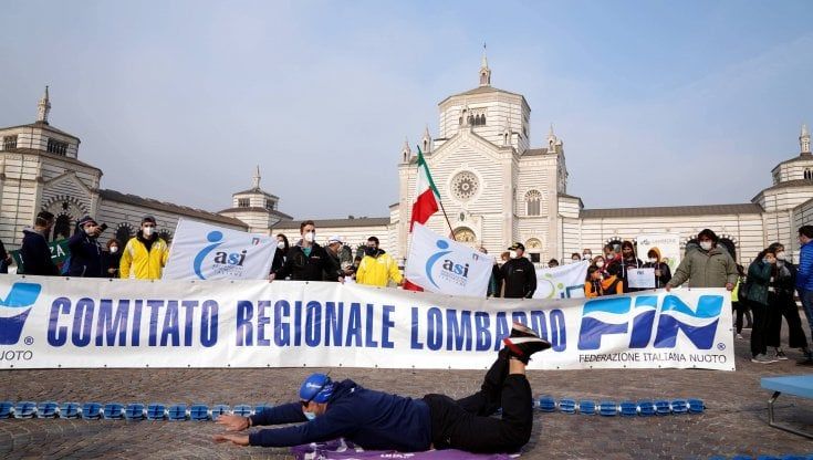 Davanti al Monumentale una finta piscina per il flash mob degli sportivi: "Chiudere, fa morire le nostre attività"