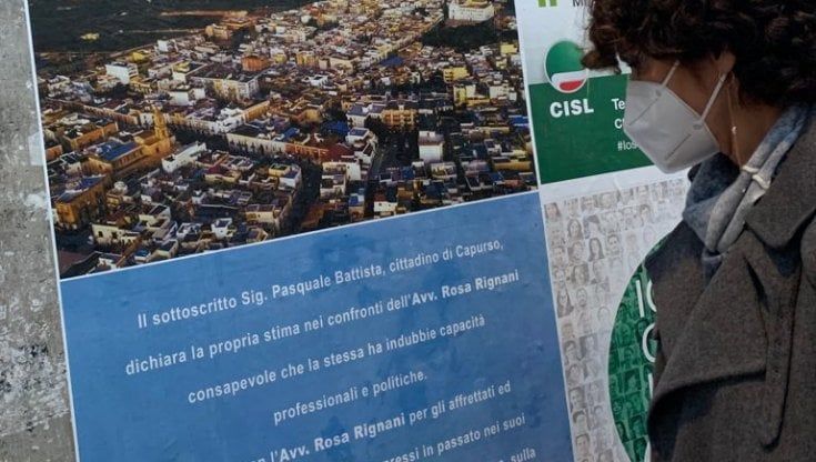 Manifesti per chiedere scusa alla donna che insultò su Facebook: "Mi dispiace, utilizzerò meglio i social"