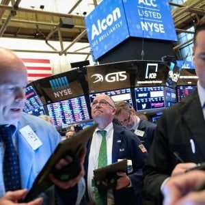 Borse caute per i timori sulla crescita, rallenta l'euro dopo Draghi