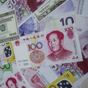 La Cina ferma la corsa dello yuan. Borse in rosso tra Grecia e Pil