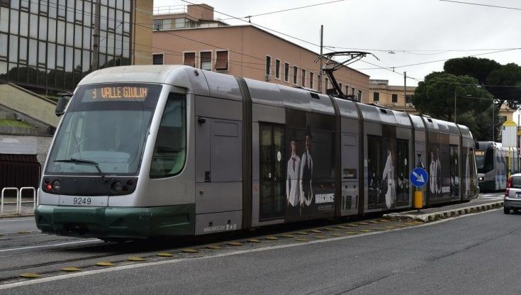 Trasporti, Calabrese tenta di smentire Repubblica: per il vicesindaco il tram 3 è vivo e vegeto. Nella realtà si viaggia da giorni su bus navetta