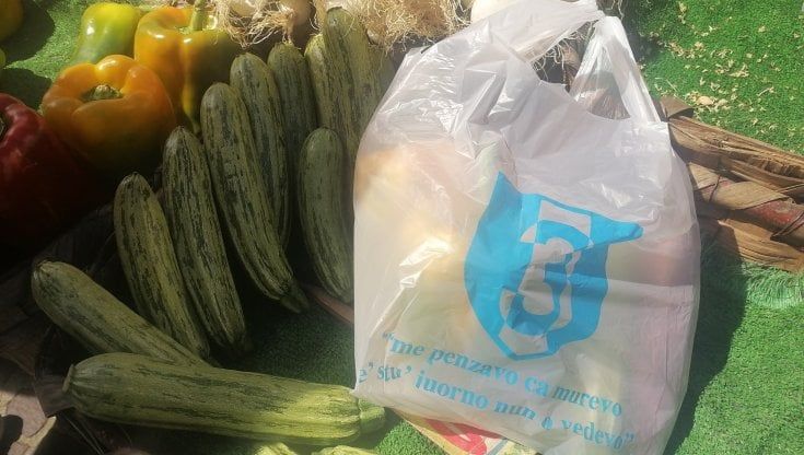 Vomero, al mercatino di Antignano le buste tinte d'azzurro