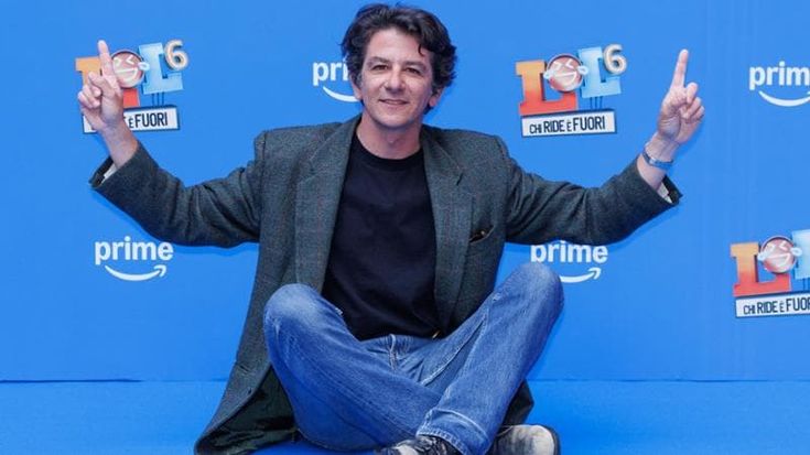 Mandelli: “Dormivo in terra a casa di Biggio. Grazie a un prete ho scoperto che facevo ridere”
