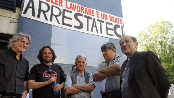 Milano, l'arcivescovo Delpini alla Rimaflow: "Economia ottusa, non calcola i danni che può fare alle persone"