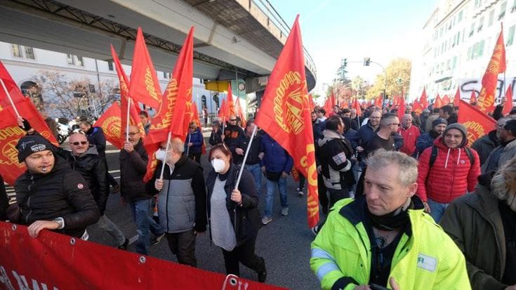Sciopero generale Cgil e Uil, il corteo contro la manovra a Genova