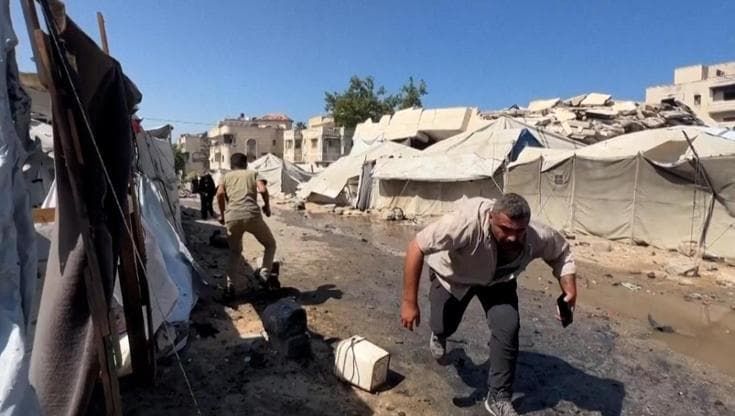 Gaza: nuovi attacchi israeliani, la fuga e il caos tra le esplosioni nella tendopoli