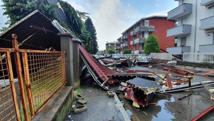 Maltempo, tetto si stacca per tromba d'aria a Gallarate, allagamenti e danni in Valchiavenna e nel Lecchese