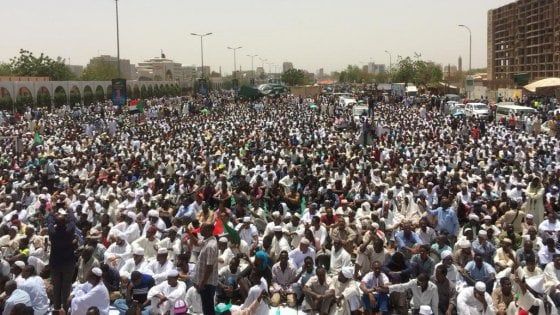 Sudan, l'esercito: "Bashir non sarà estradato". L'opposizione: "No al governo dei militari"