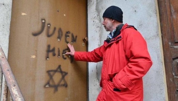 "Juden hier" sulla casa di una deportata a Mondovì, nessun colpevole: la procura chiede l'archiviazione