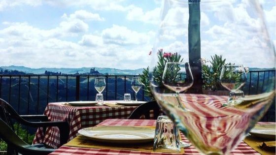 Salumi, formaggi, barolo e una vista mozzafiato: le Langhe lussuose e accessibili di Terrazza Renza
