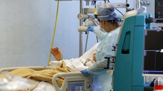 Coronavirus in Lombardia, calano contagi e decessi: 85 in 24 ore. Numeri in discesa anche a Milano