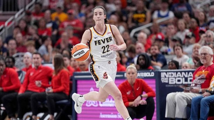 Caitlin Clark è un caso: razzismo, soldi e gender, la star del basket divide l’America