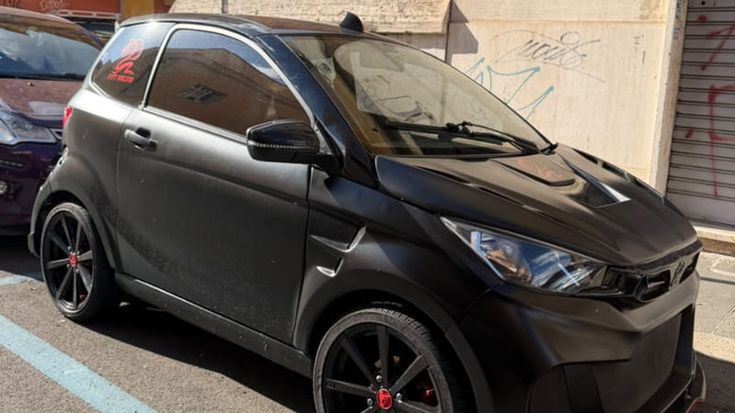 I ragazzi, la minicar e quel vuoto dietro l’orrore