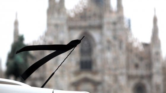 Un fiocco nero sui taxi di Milano per il collega eroe investito per strada: "Ciao Eugenio, non ti dimenticheremo"