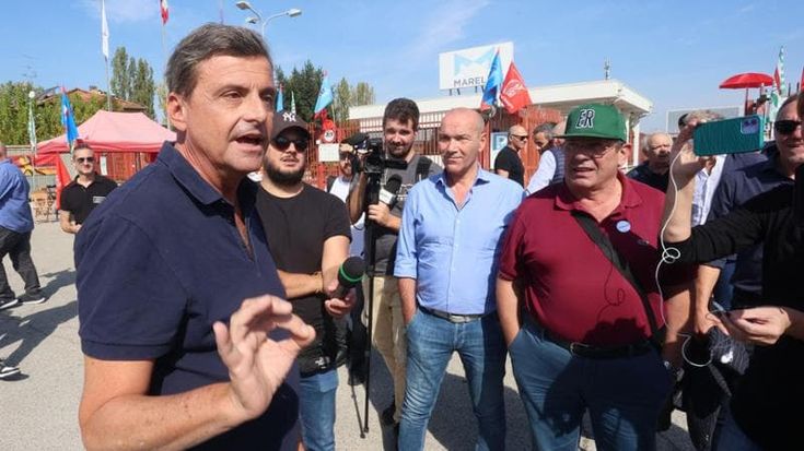 Marelli, l’abbraccio della Saga. E quando arriva Calenda gli operai se ne vanno