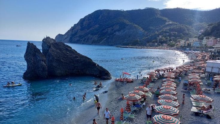 Monterosso, Cinque Terre, le spiagge libere sono un ricordo: ombrelloni fin quasi sul bagnasciuga