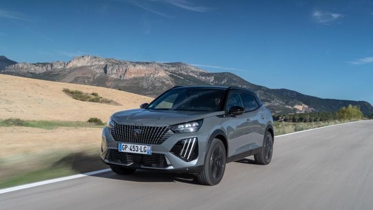 Peugeot e-2008, più potenza e autonomia per vincere la sfida elettrica. Ecco come va, le migliorie, i prezzi