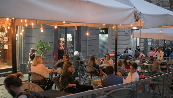 Campania zona gialla, stretta sulla movida. I gestori dei bar: "Sembra il proibizionismo..."