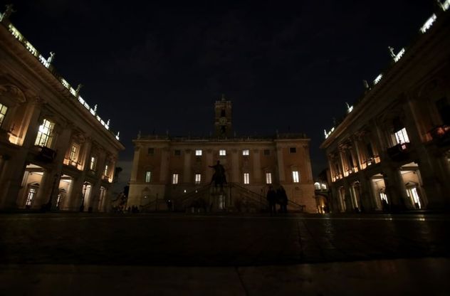 Dal Campidoglio al Quirinale, Roma si spegne per "Mi illumino di meno"