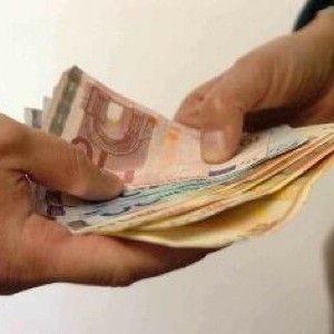 Stritolato dagli usurai, finisce alla Caritas: tre arresti