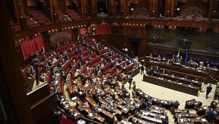 Green Pass, il governo pone la fiducia. Proteste e lancio di fogli sul ministro D'Incà
