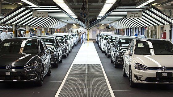 Volkswagen, il dieselgate porta il primo rosso in 15 anni. Ue: i test su strada solo nel 2019