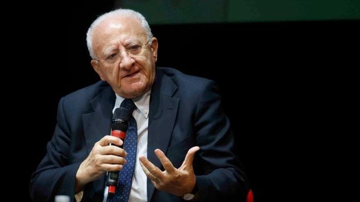 De Luca show contro i 5S. I dem: “Fa solo cinema” dubbi di Decaro in Puglia