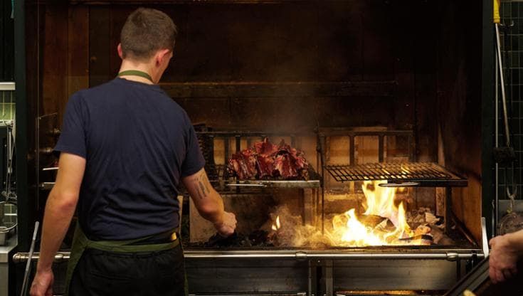 Stregati dal fuoco, la cucina come focolare e la passione di Massimo Bottura per i piatti ancestrali