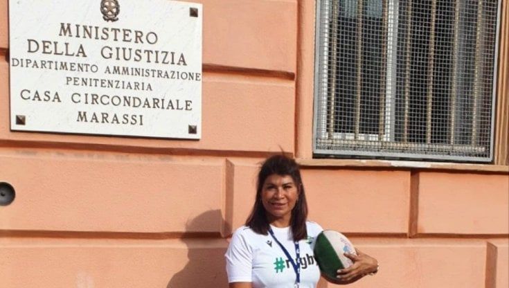Rocio Ruiz, che insegna il rugby ai detenuti: "Tiravano la palla ovale oltre il tetto del carcere, ora la firmano quando finiamo l'allenamento"