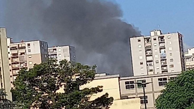 Napoli, rogo nel campo nomadi di Scampia