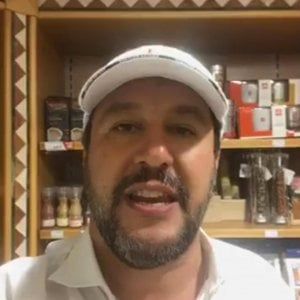 Migranti, Salvini attacca: "A Malta una fregatura". Conte. "Non essere geloso. Accordo storico"