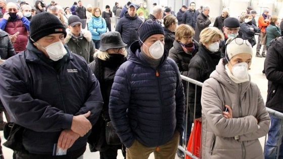 Torino, mascherine da 50 centesimi vendute a 20 euro: farmacista denunciato dai Nas