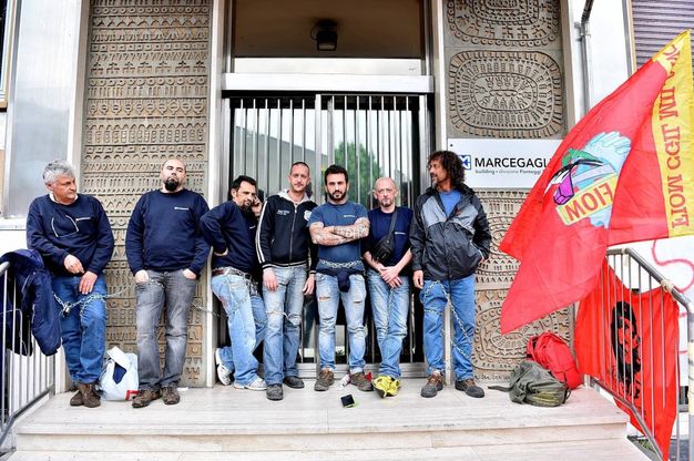 Milano, si incatenano ai cancelli della Marcegaglia. Gli operai: "No al trasferimento a Tortona"