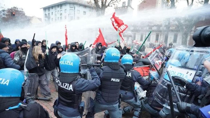 Askatasuna, primi 30 indagati per gli scontri ma ora è allerta per il Capodanno