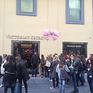 Via Toledo, tutte pazze per Victoria's secret