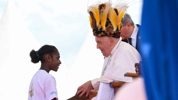 Papa Francesco vola nel luogo più sperduto della Papua Nuova Guinea: chi sono i missionari argentini che ha voluto incontrare